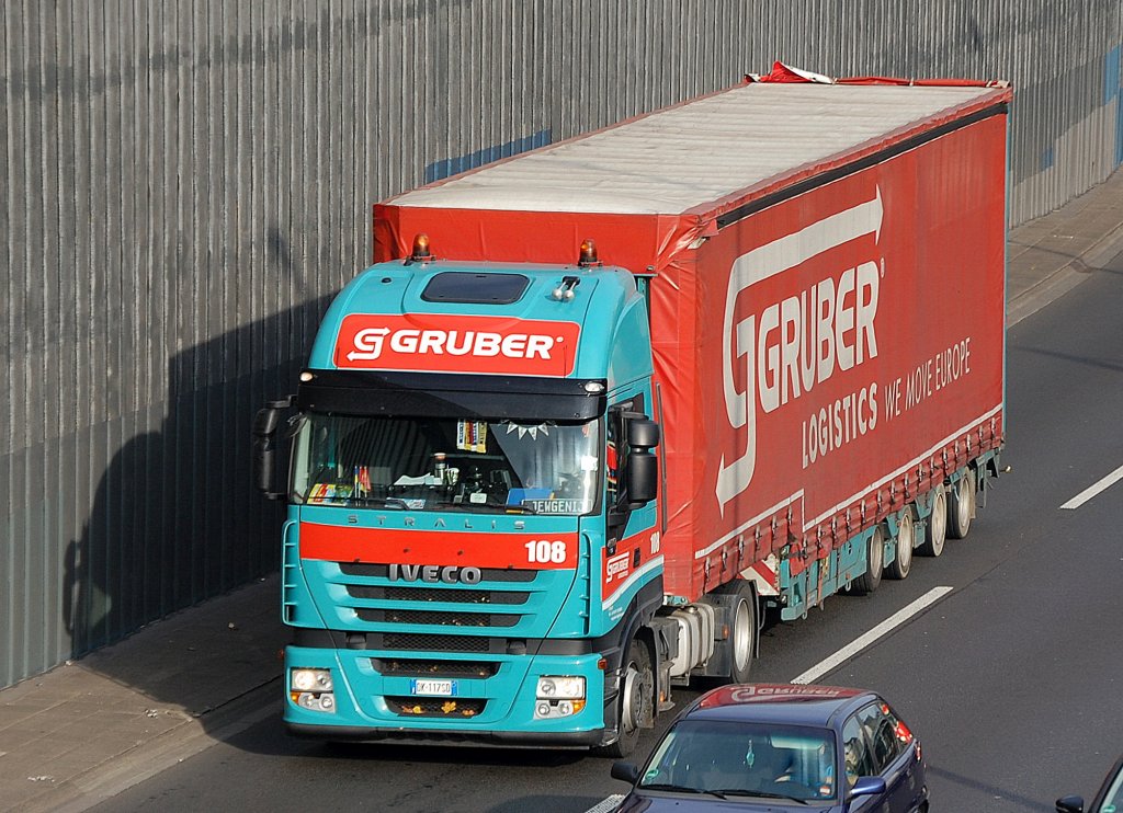 IVECO STRALIS 400 Zugmaschine + Auflieger der Fa. GRUBER LOGISTICS aus Italien, 04.11.11 Berliner Stadtautobahn H�he Kaiserdamm.