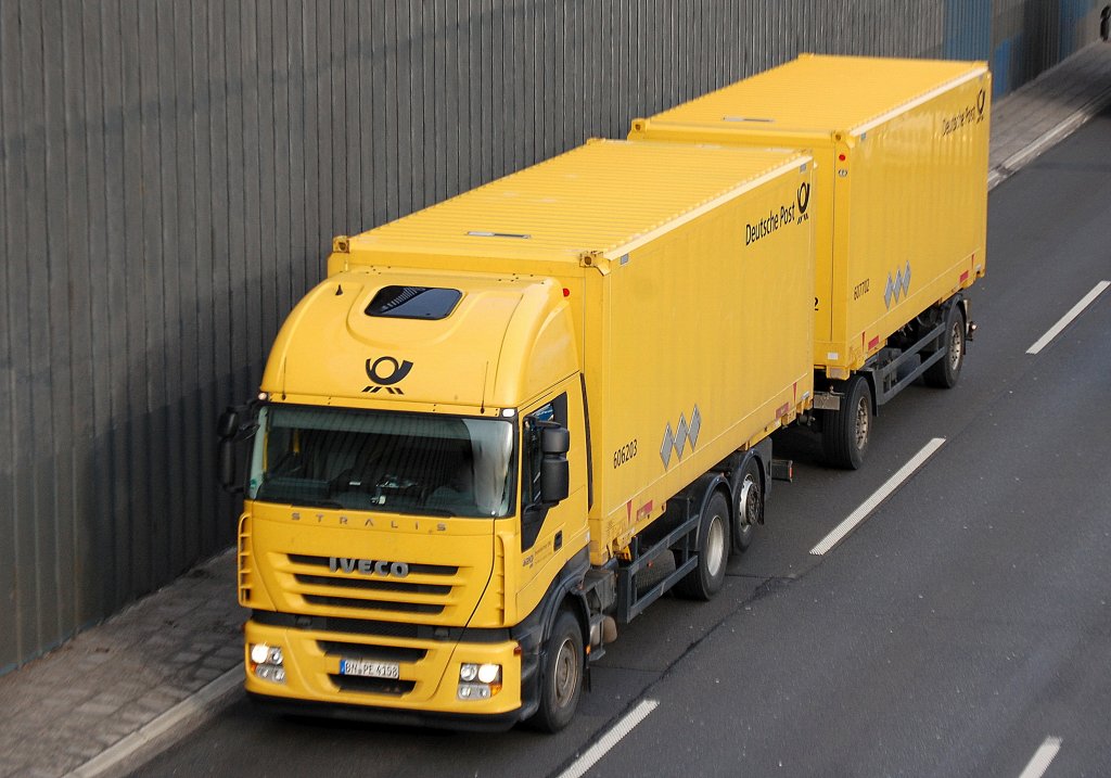 IVECO STRALIS 420 H�ngerzug der Deutschen Post, 31.01.13 Berliner Stadtautobahn H�he Kaiserdamm.
