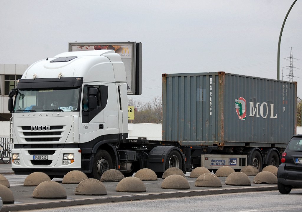 IVECO STRALIS 420 PS Zugmaschine mit Containertr�gerauflieger, 12.04.12 Berlin-Beusselbr�cke.