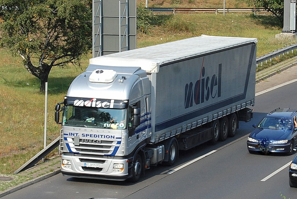 IVECO STRALIS 420 PS Zugmaschine mit Auflieger der Fa. maisel, 18.09.12 Berl. Stadtautobahn H�he ICC.