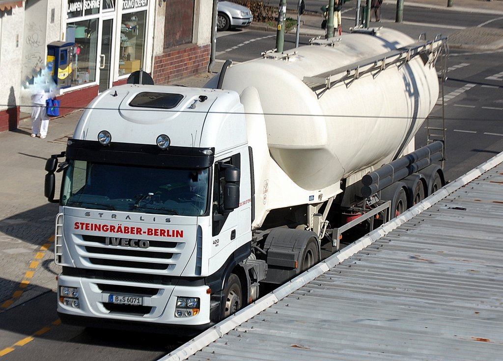 IVECO STRALIS 420 der Sped. STEINGR�BER-BRLIN mit Siloauflieger auf dem Weg zum Zementwerk Berlin Greifswaldr Str., 26.03.12 