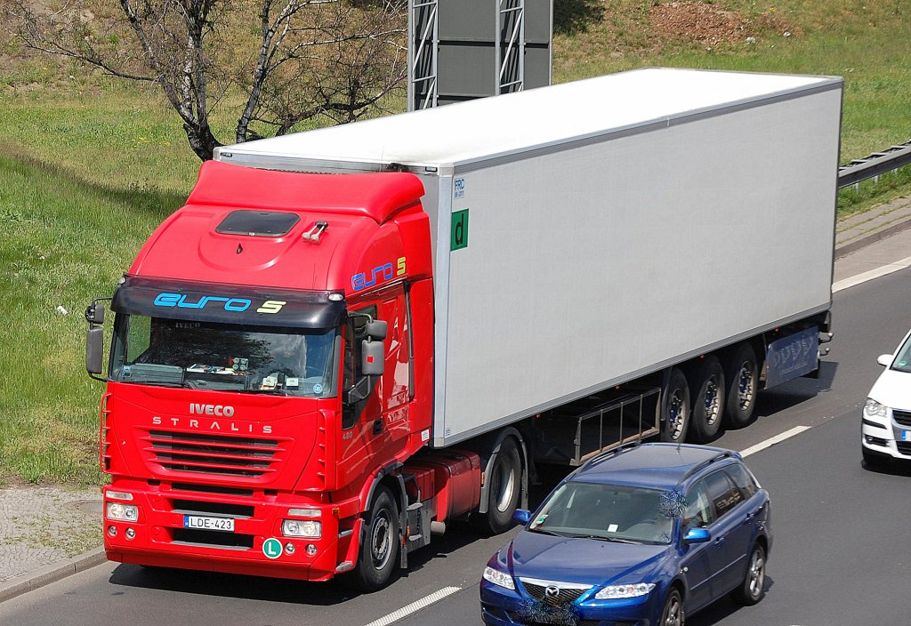 IVECO STRALIS 480 euro5 Zugmaschine mit Auflieger, 04.05.11 Berliner Stadtautobahn H�he ICC.