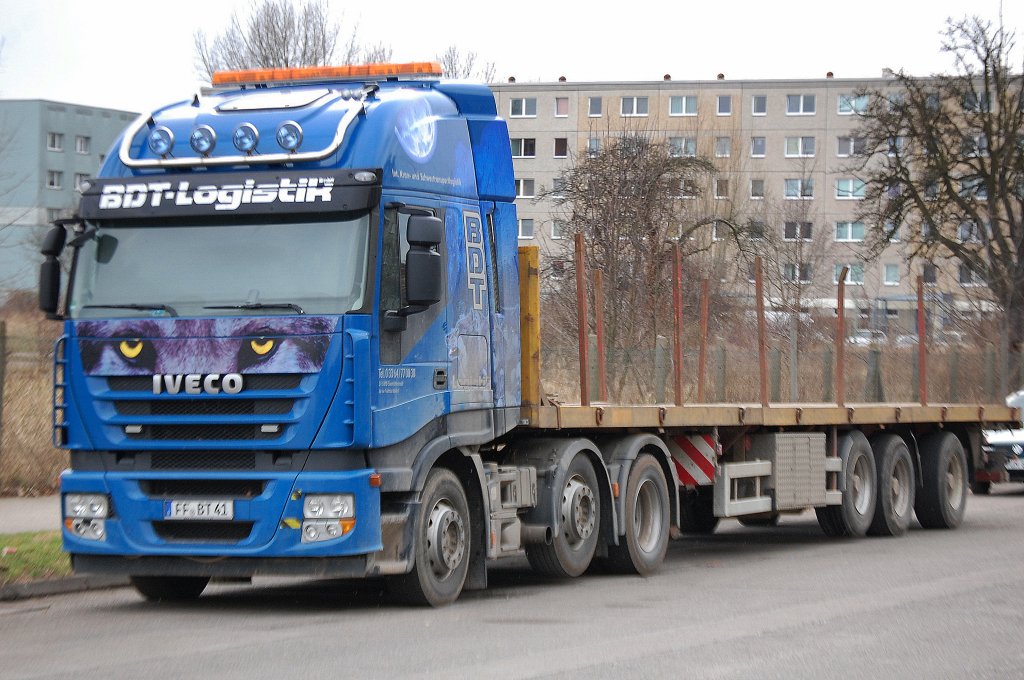 IVECO STRALIS Sattelzug der Fa. BDT-LOGISTIK mit Flachauflieger mit Rungen, 18.03.12 Berlin-Pankow.