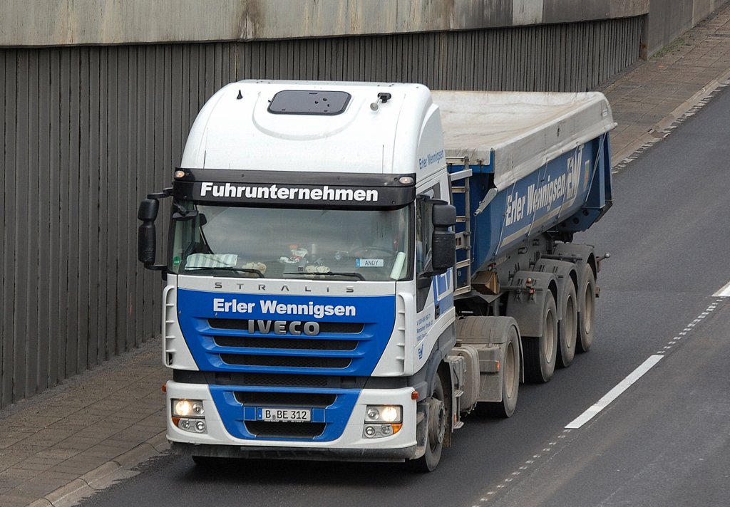 IVECO STRALIS Zugmaschine vom Fuhrunternehmen Erler Wennigsen als Sattelkipper mit Planenabdeckung, 08.09.10 Berliner Stadtautobahn H�he Knobelsdorffstr. 