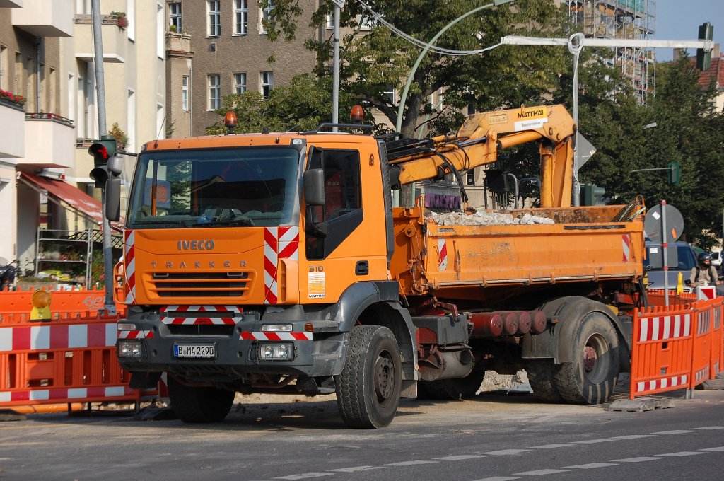 IVECO TRAKKER 310 Baukipper mit Hydraulikgreifarm der Baufirma MATTH�I, 21.08.12 Berlin-Pankow.