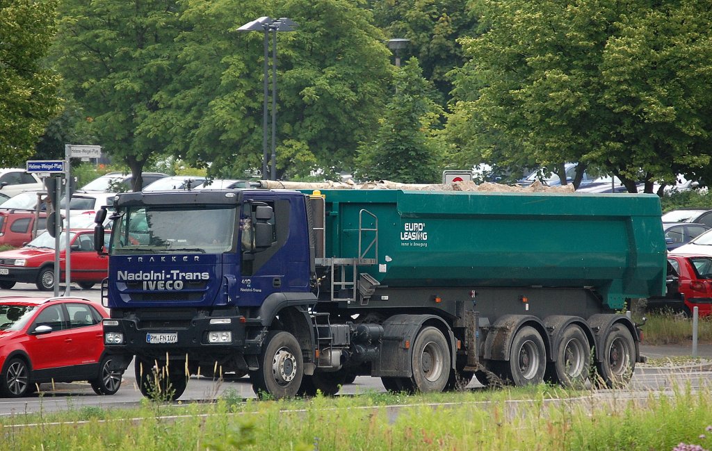 IVECO TRAKKER 410 CS Sattelkipper der Fa. Nadolni-Trans am 04.07.13 Berlin-Marzahn.