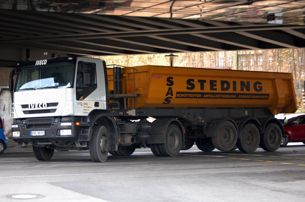 IVECO TRAKKER 410 PS Zugmaschine als Sattelkipper der Fa. STEDING, 12.04.12 Berlin-Pankow.