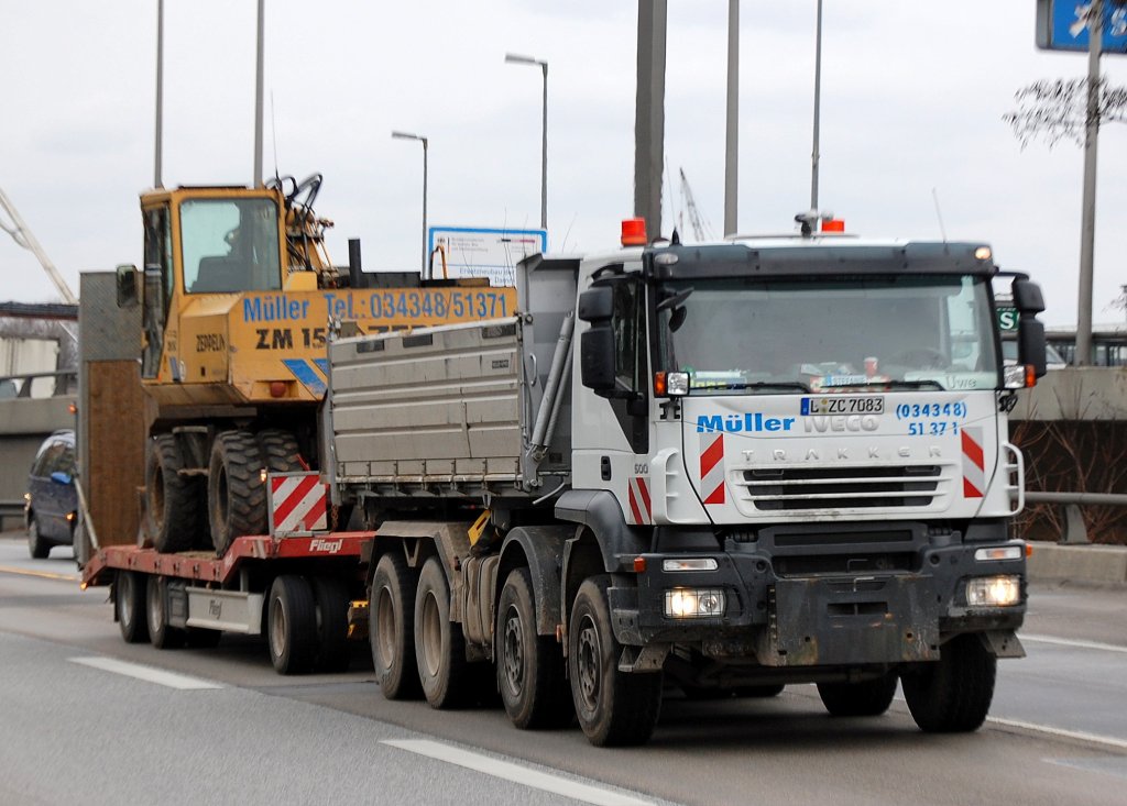 IVECO TRAKKER 500 PS Baukipper + Tiefladeh�nger mit einem ZEPPELIN ZM 15 Mobilbagger beladen der Fa. M�ller, 12.03.09 Berliner Stadtautobahn H�he Spandauer Damm.