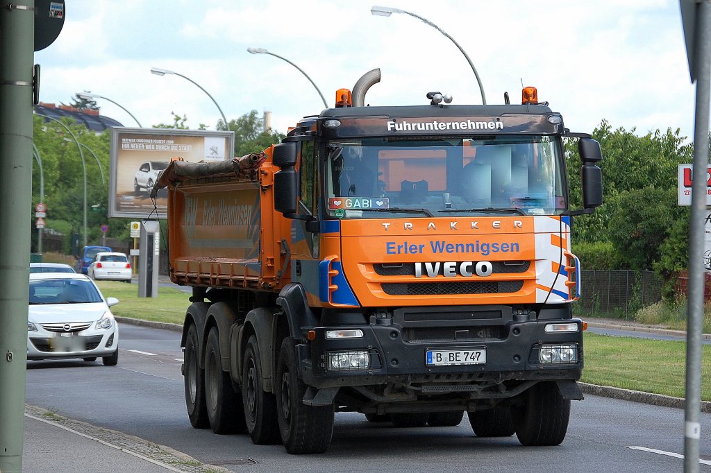 IVECO TRAKKER Baukipper vom Fuhrunternehmen Erler Wennigsen, 27.06.13 Berlin-Pankow.