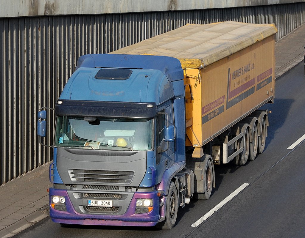 IVECO Zugmaschine mit Auflieger aus Tschechien der Fa. MEIXNER & HANUS a.s., 18.01.12 Berliner Stadtautobahn H�he Knobelsdorffstr.