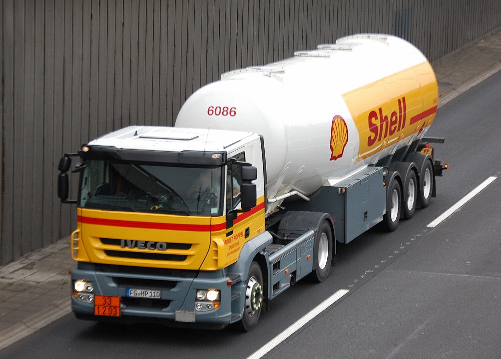 IVECO Zugmaschine mit Tankauflieger f�r Benzin der Fa. SHELL, 22.10.10 Berliner Stadtautobahn H�he Knobelsdorffstr. 