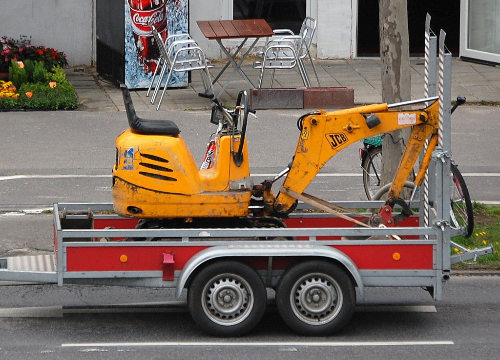 JCB Minibagger Typ? auf H�nger, 25.04.12 Berlin Adlershof.