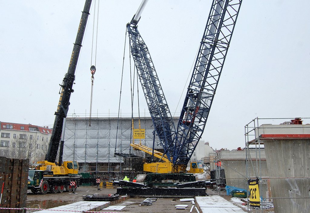 Jedenfalls geht es dieses Wochenende los, der TH�MEN Raupenkarn LIEBHERR LR 1750 wird die restlichen Br�ckensegmente am S-Bhf. Berlin Ostkreuz nach und nach auf die Fundamente setzen, viel Paltz steht ihm nicht wirklich zur Verf�gung, Bahnen fahren dann nicht mehr, 26.11.10