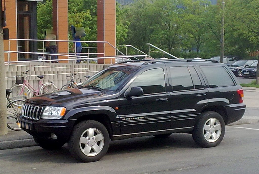 Jeep Grand Cherokee Overland, seit 2002 auf dem Markt, 28.04.11 Berlin-Pankow. 