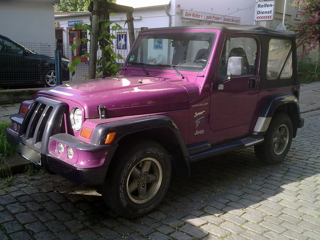 Jeep Wrangler Sport in pink, 11.05.12 Berlin-Pankow.
