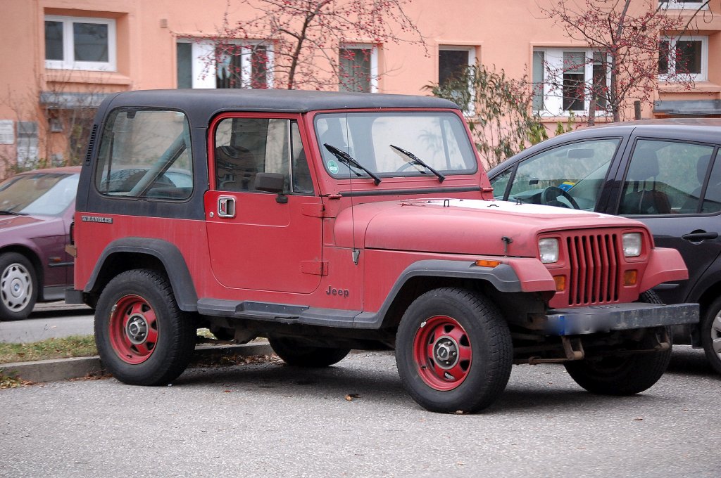 Jeep Wrangler Variante in rot mit schwarzem Planendach, 29.11.10 Berlin-Pankow.