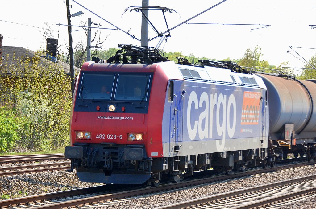 Jetzt also auch im Kesselwagengesch�ft nach Schwedt unterwegs, die Re 482 029-6 von LOCON angemietet am 20.04.11 Berlin-Blankenburg.