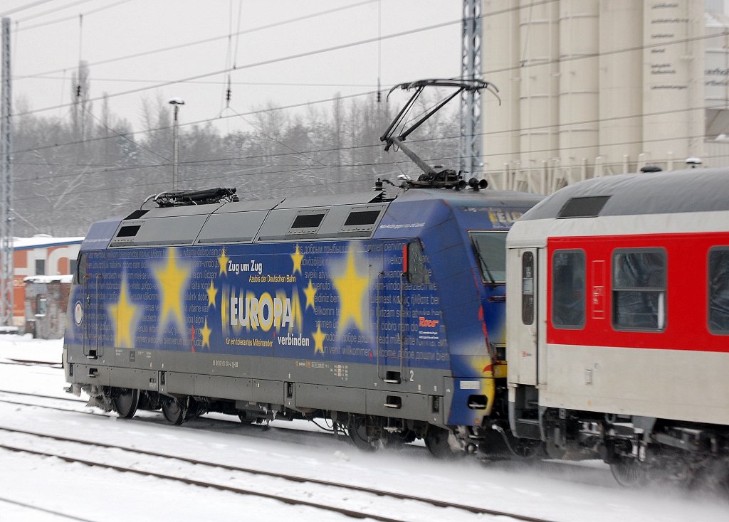 Jetzt bei Schnee und K�lte direkt zur Weihnachstszeit besonders wirkungsvoll, das Werbemotiv der 101 101-4 mit DB Nachtzugwagen bei einer PbZ-Fahrt Richtung Berlin-Lichtenberg, 22.12.10 Berlin Greifswalder Str.  