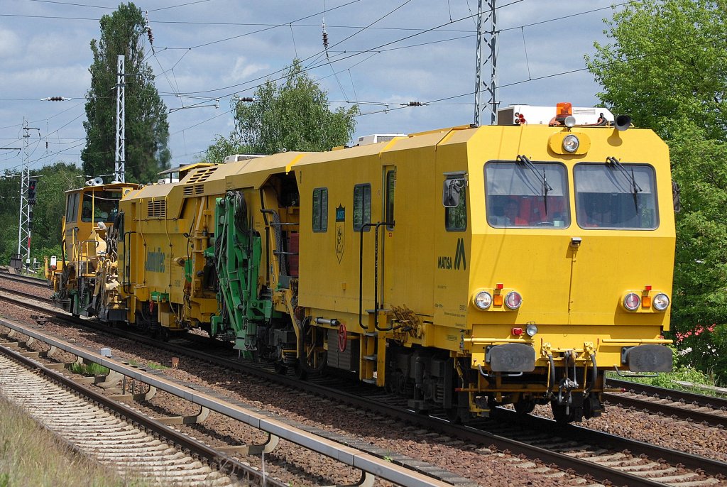 JumboTec Gleisbaumschinengespann mit der Stopfmaschine MATISA Typ B 66 UC + Planiermschine SSP 110 am 23.05.13 Berlin-Karow.