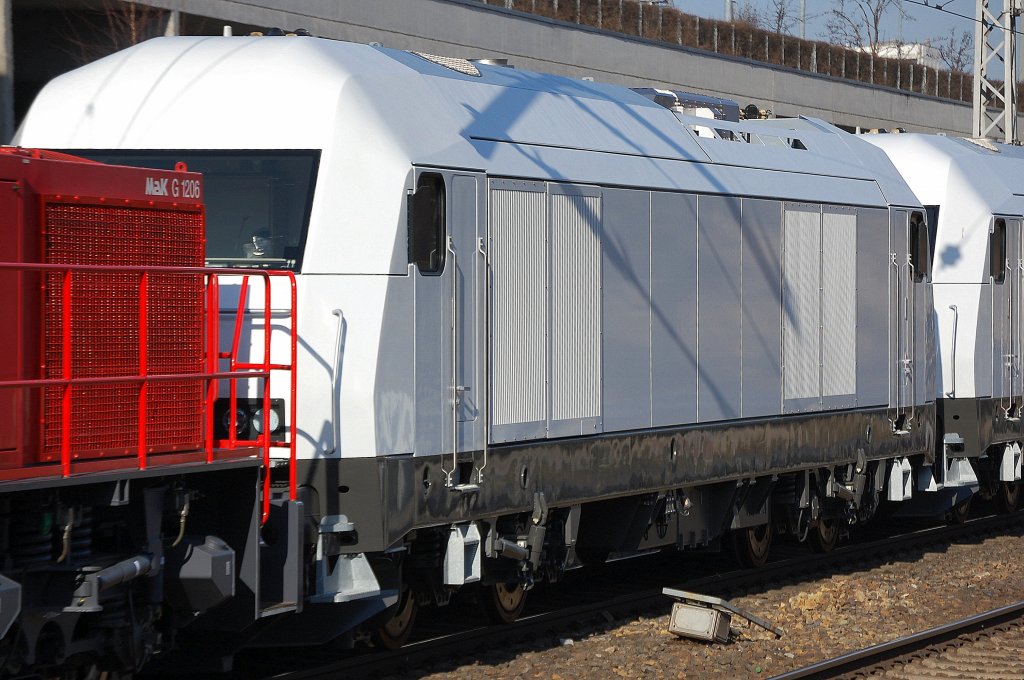 Kahl und und ohne irgendeine Nr pr�sentierten sich vier Siemens ER 20 Dieselloks bei einer �berf�hrungsfahrt, tja als Berliner sind �berf�hrungsfahrten eigentlich nicht so selten zu beobachten, die Loks dann in ihren h�ufig wundersch�nen Farben von Privatlogistikern bzw. anderen europ�ischen Bahngesellschaften mal vor die Linse zu bekommen daf�r im Nordosten Deutschlands um so schwieriger und seltener, 06.03.12 Berlin Landsberger Allee. 