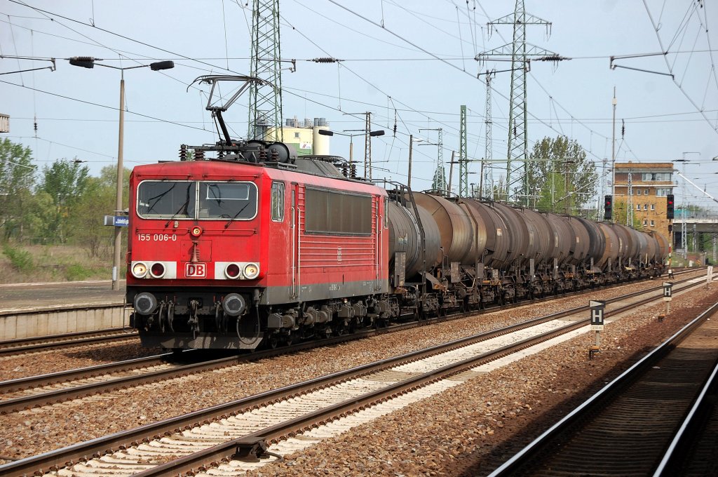Kaum G�terverkehr am sogenannten Br�ckentag vor dem 01.05.2012, hier einer der wenigen G�terz�ge mit 155 006-0 und einm interessanten Ganzzug v�llig unterschiedlicher Heizoelkesselwagen, 30.04.12 Bhf. Flughafen Berlin-Sch�nefeld.