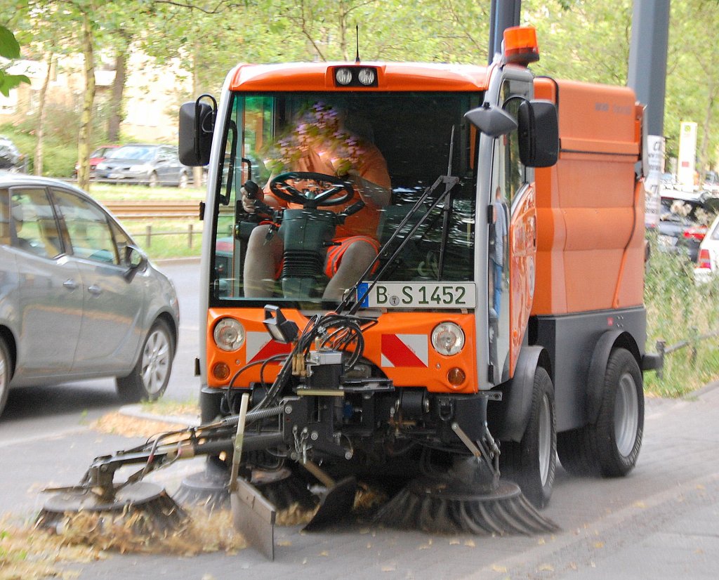 Kehrfahrzeug der Berliner Stadtreinigung (BSR) vom Typ BUCHER CityCat 2020, 30.07.10 Berlin-Pankow.