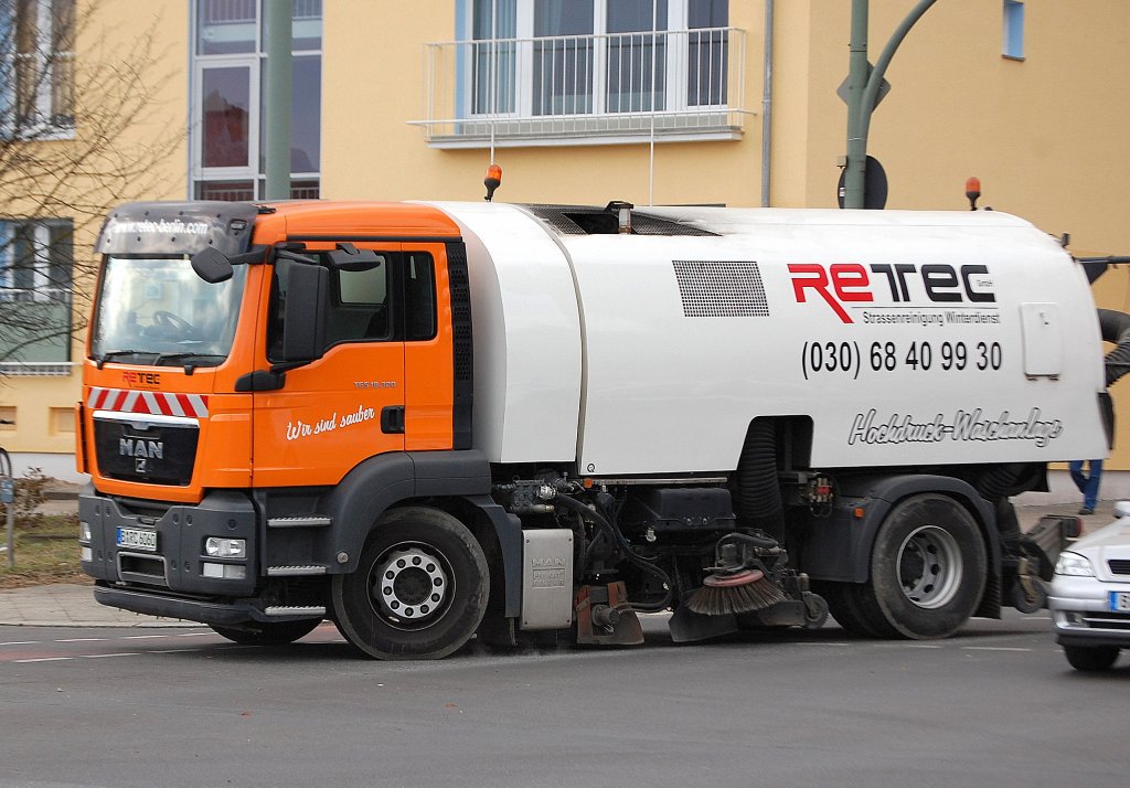 Kehrfahrzeug, ein MAN TGS 18.320 der Fa. RETEC mit Hochdruck-Waschanlage, 08.03.10 Berlin-Knobelsdorffstr.