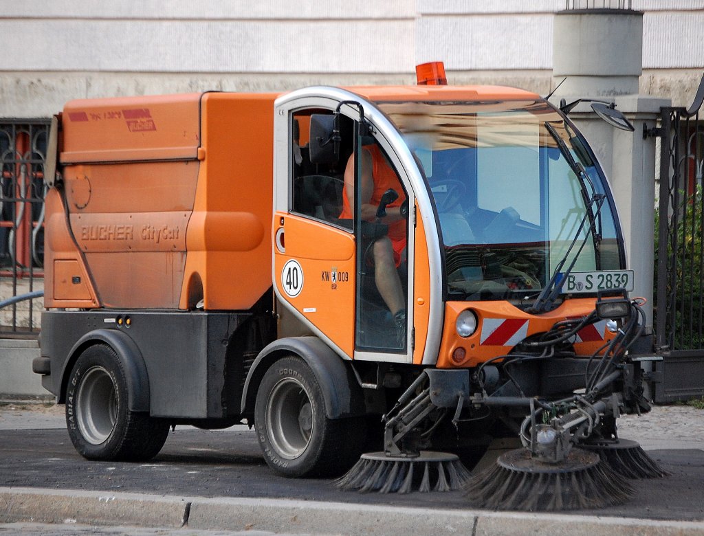 Kehrmaschine der Berliner Stadtreinigung (BSR KW 009), eine Buchersch�rling CityCat 2020 am 17.08.09 Berlin-Pankow.