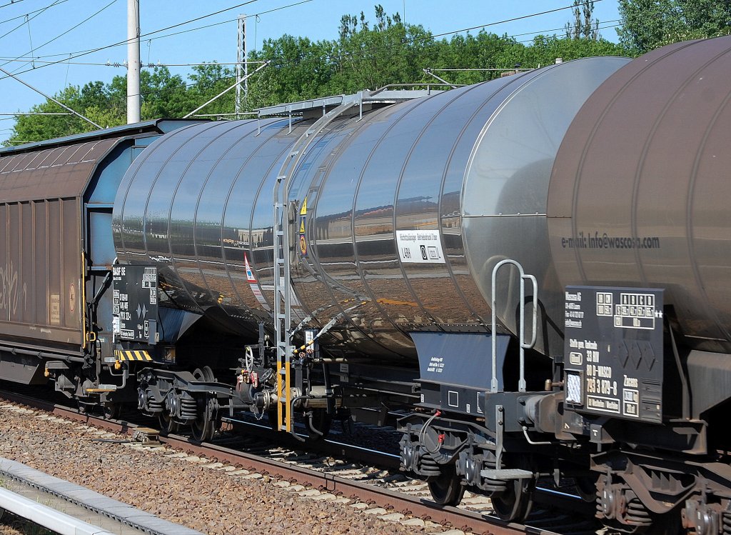 Kesselwagen vom Einsteller BASF SE mit Zulassung in den Niederlanden mit der Nr. 37 TEN-RIV 84 NL-BASF 7931 323-1 Zacens Bf.:Ludwigshafen/Rhein(BASF), 05.06.13 Berlin-Blankenburg.