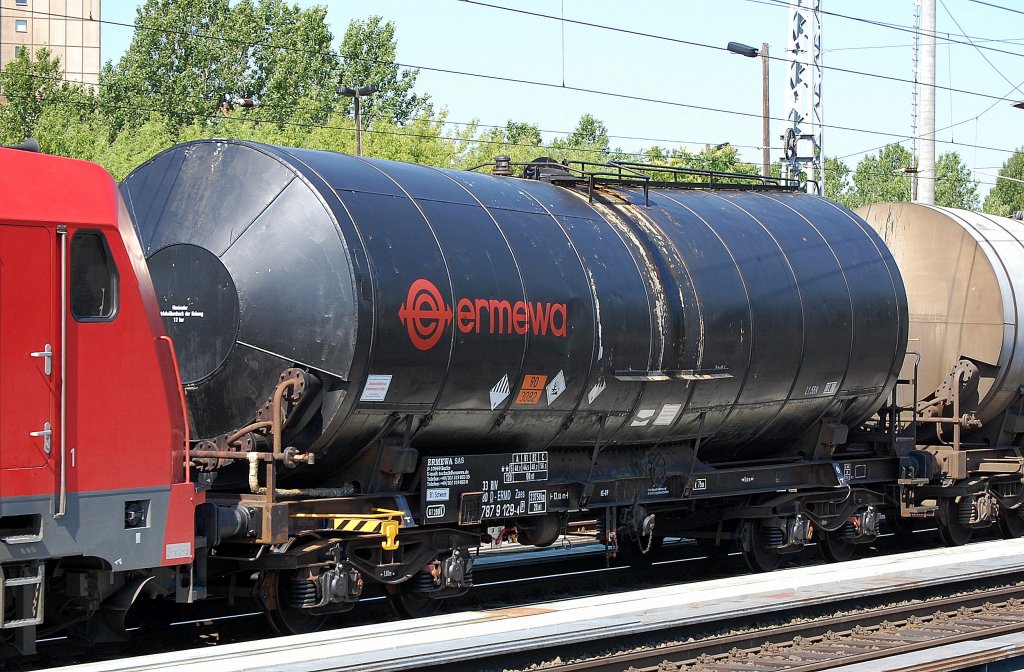 Kesselwagen vom Einsteller ermewa in Deutschland mit der Nr. 33 RIV 80 D-ERMD 787 9 129-4(P) Zaes Bf.Schwerin lt. Gefahrstofftafel 90/3082 f�r umweltgef�hrdende fl�ssige Stoffe, 19.06.12 Berlin-Blankenburg.