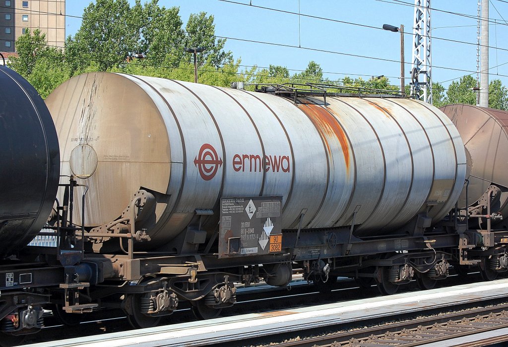 Kesselwagen vom Einsteller ermewa in Deutschland mit der Nr. 33 RIV 80 D-ERMD 787 9 172-4 Zaes Bf.Schwerin lt. Gefahrstofftafel 90/3082 f�r umweltgef�hrdende fl�ssige Stoffe, 18.06.12 Berlin-Blankenburg.