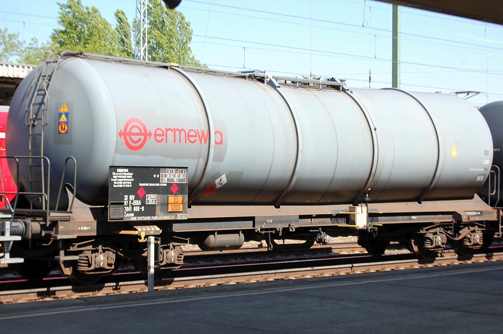 Kesselwagen vom Einsteller ERMEWA eingestellt in Frankreich mit der Nr. 33 RIV 87 F-ERSA 7841 008-8 Zacns f�r lt. Gefahrstofftafel 33/1203 Bezintransporte, 09.05.11 Bhf. Flughafen Berlin-Sch�nefeld.