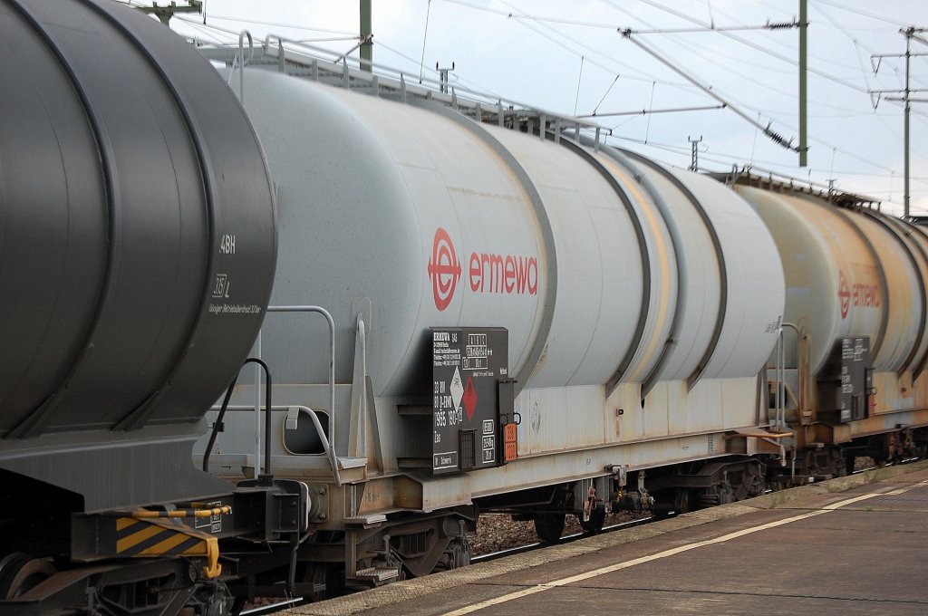 Kesselwagen vom Einsteller ERMEWA mit der Nr. 33 RIV 80 D-ERMD 7965 190-1(P) Zas Bf.Schwerin lt Gefahrstofftafel 336/1230 f�r Methanol-Transporte, 07.06.12 Bhf. Flughafen Berlin-Sch�nefeld. 