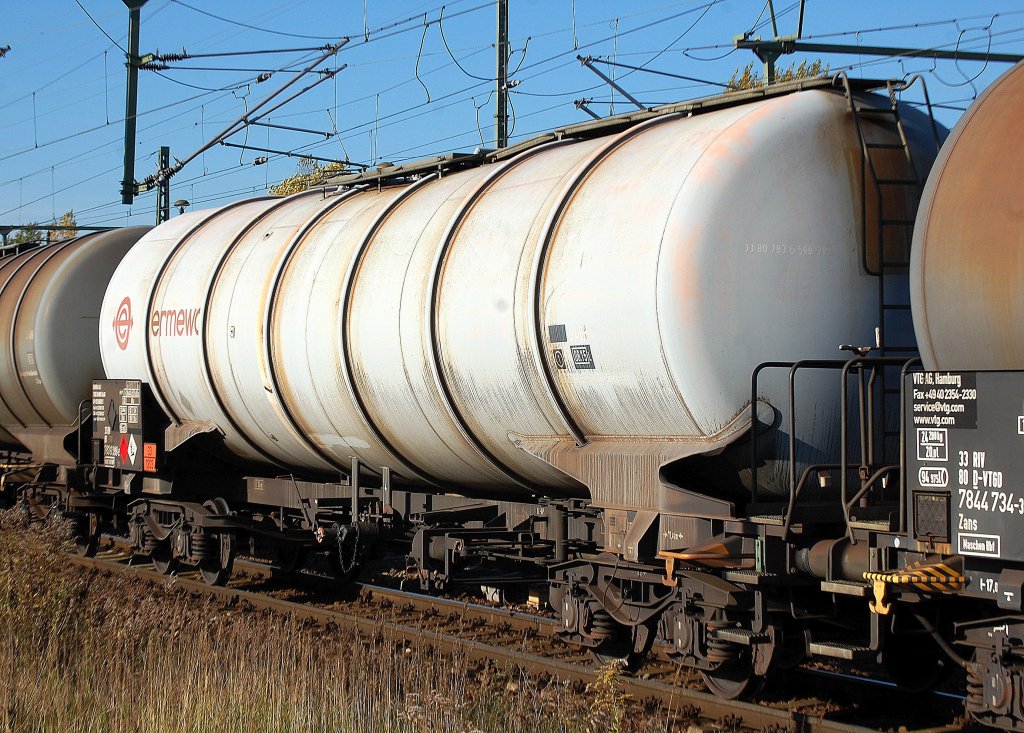 Kesselwagen vom Einsteller ermewa mit der Nr. 33 RIV 80 D-ERMW 783 6 598-2 Zans BASEL BAD GBF (33/1203) f�r Benzintransporte, 17-10-12 Bhf. Flughafen Berlin-Sch�nefeld.