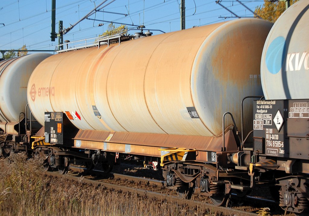 Kesselwagen vom Einsteller ermewa mit der Nr. 33 RIV 80 D-ERMD 7956 187-8 Zas Bf. Schwerin (33/1203) f�r Benzintransporte, 17.10.12 Bhf. Flughafen Berlin-Sch�nefeld.