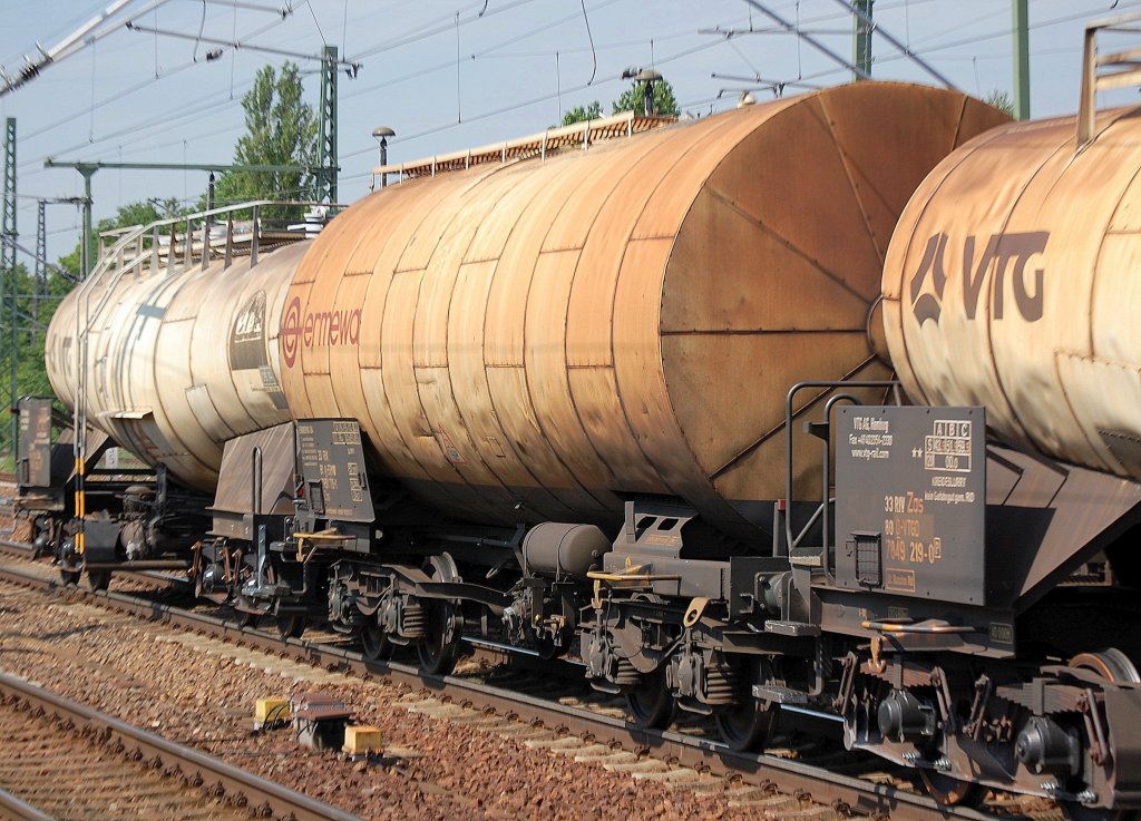 Kesselwagen vom Einsteller ERMEWA SA eingestellt in �sterreich mit der Nr. 33 RIV 81 A-ERMW 7851 715-1 Zas Heimatbahnhof: WIENER NEUSTADT f�r SLURRY (SCHLAMM/Kreideschlamm), 19.05.11 Bhf. Flughafen Berlin-Sch�nefeld.