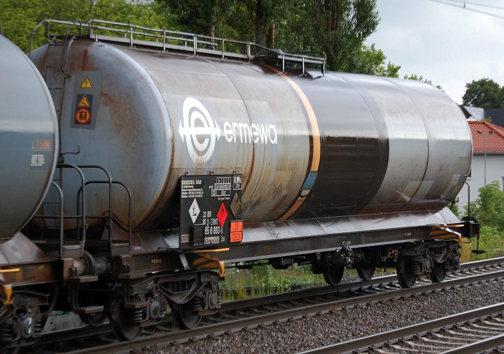 Kesselwagen vom Einsteller ERMEWA SAS mit der Nr. 33 RIV 80 D-ERMD 795 6 860-0 Zas Bf. Schwerin f�r Benzintransporte, 13.07.12 Berlin-Karow.