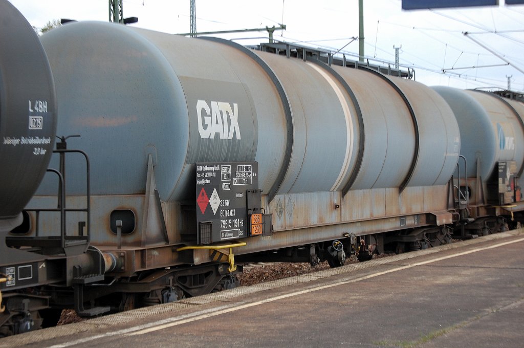 Kesselwagen vom Einsteller GATX Germany mit dr Nr. 33 RIV 80 D-GATXD 796 5 191-9 Zas Bf. Altenburg lt Gefahrstofftafel 336/1230 f�r Methanol-Transporte, 07.06.12 Bhf. Flughafen Berlin-Sch�nefeld.