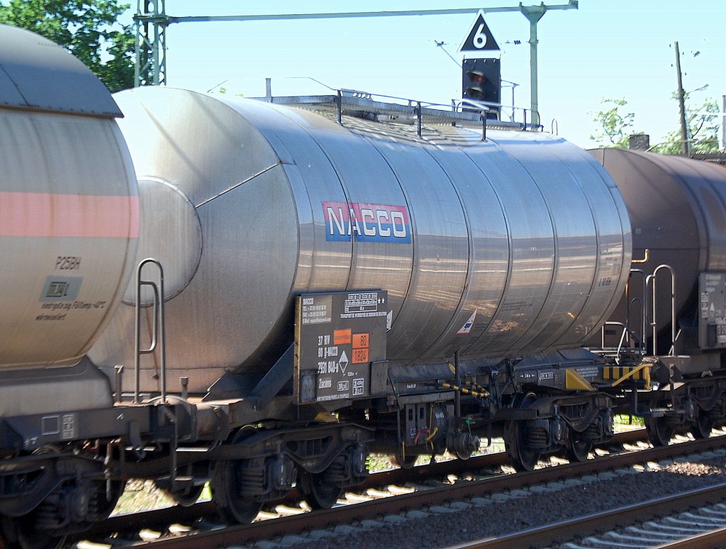 Kesselwagen vom Einsteller NACCO eingestellt mit der Nr. 37 RIV 80 D-NACCO 7931 840-8 Zacens lt. Gefahrstofftafel 80/1824 f�r Natriumhydroxidl�sung als Transportgut, 24.05.12 Berlin-Blankenburg.