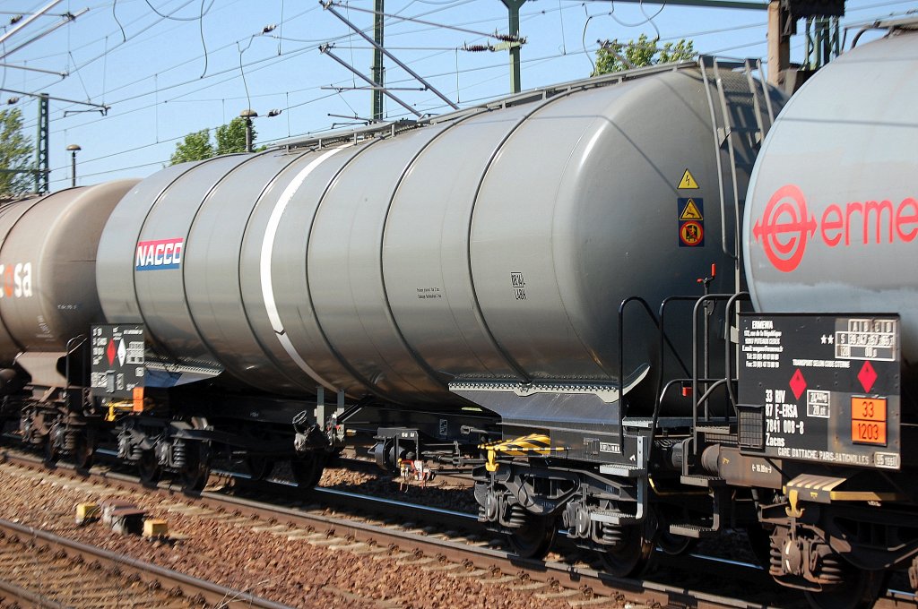 Kesselwagen vom Einsteller NACCO eingestellt in Tschechien mit der Nr. 33 TEN 54 CZ-NACCO 7838 028-0 Zacns 9-399.0-1 Heimatbahnhof: LOUNY, lt. Gefahrstofftafel 33/1203 f�r Bezintransporte am 09.05.11 Bahnhof Flughafen Berlin-Sch�nefeld.  