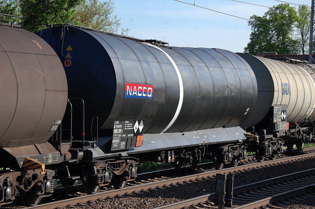 Kesselwagen vom Einsteller NACCO mit der Nr. 37 RIV 80 D-NACCO 7989 289-9 ZACS, 15.05.13 Berlin-Karow.
