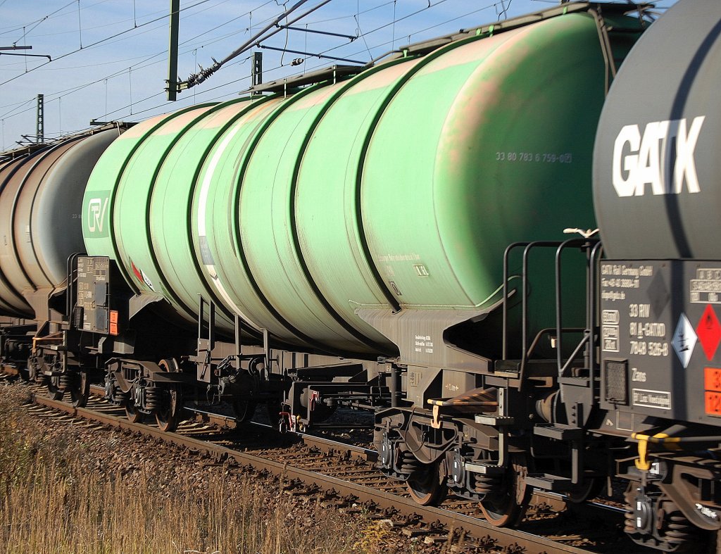 Kesselwagen vom Einsteller On Rail Gmbh mit der Nr. 33 RIV 80 D-ORWU 7836 759-0 Zans Bf. Winterswick ((33/1203) f�r Benzintransporte, 17.10.12 Bhf. Flughafen Berlin-Sch�nefeld.