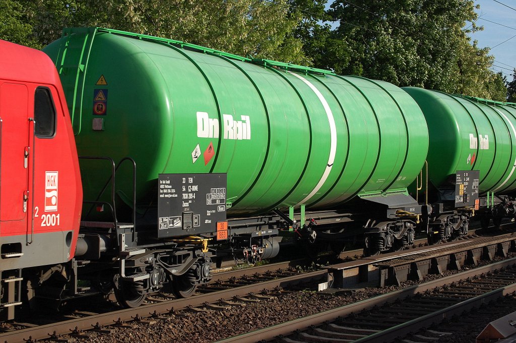 Kesselwagen vom Einsteller On Rail mit tschechischer Zulassung mit der Nr. 33 TEN 54 CZ-ORME 7838 209-6 Zacens lt. Gefahrstofftafel (30/1863) f�r Kerosintransporte, 04.06.13 Berlin-Karow.