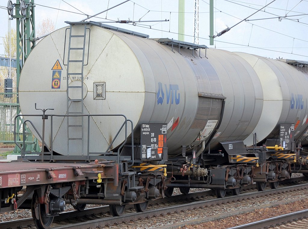 Kesselwagen vom Einsteller VTG AG in Hamburg eingestellt mit der Nr. 33 RIV 80 D-VTGD 787 3 219-9 Zaces Bf.: Maschen-Rbf. lt Gefahrstofftafel 336/1184 f�r Ethylendichlorid-Transporte, 16.04.11 Bhf. Flughafen Berlin-Sch�nefeld.