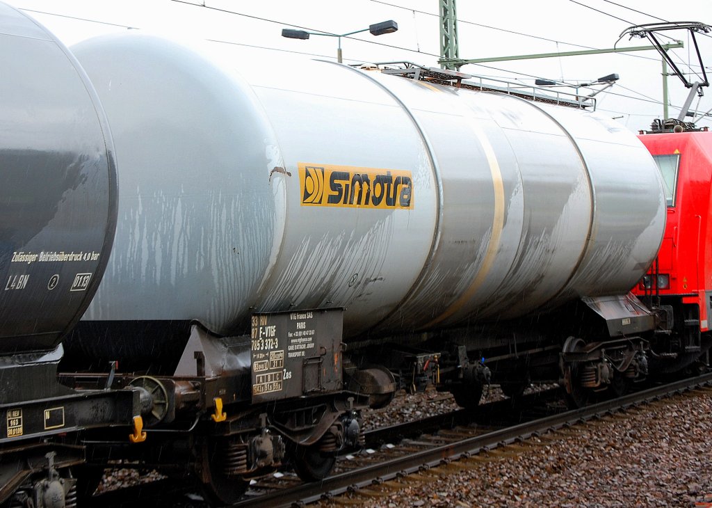 Kesselwagen vom Einsteller VTG France mit Logo Simotra eingestellt mit der Nr. 33 RIV 87 F-VTGF 785 3 372-3 Zas, 18.07.12 Bhf. Flughafen Berlin-Sch�nefeld.