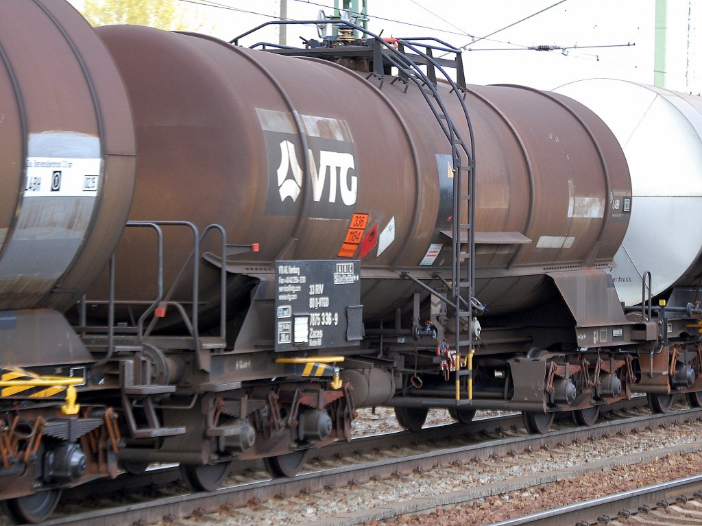 Kesselwagen vom Einsteller VTG in Hamburg eingestellt mit der Nr. 33 RIV 80 D-VTGD 787 5 336-9 Zaces lt. Gefahrstofftafel 336/1184 f�r Ethylendichlorid-Transporte, 16.04.11 Bhf. Flughafen Berlin-Sch�nefeld. 