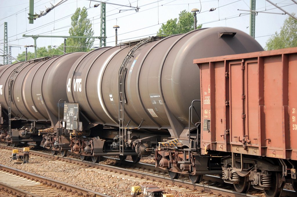 Kesselwagen vom Einsteller VTG in Hamburg eingestellt in �sterreich mit der Nr. 33 RIV 81 A-VTGD 784 5 139-3 Zacs Heimatbahnhof: Linz Voeastalpine, 18.05.11 Bhf. Flughafen Berlin-Sch�nefeld.