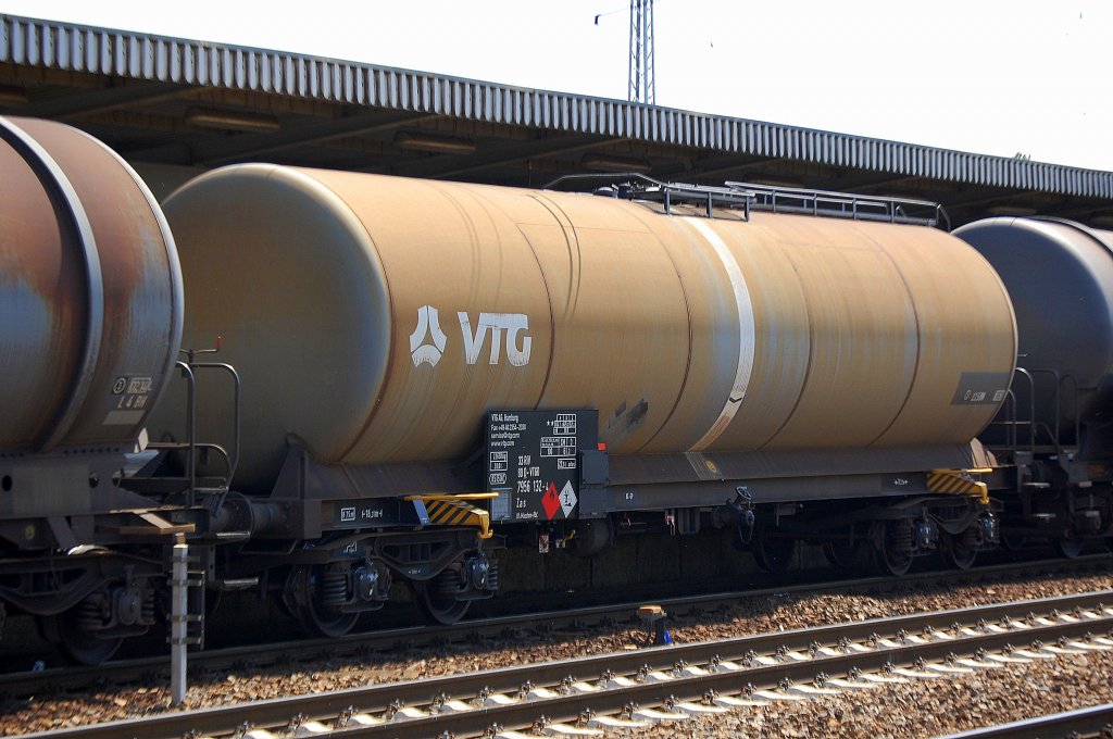 Kesselwagen vom Einsteller VTG in Hamburg eingestellt mit der Nr. 33 RIV 80 D-VTGD 7956 132-4 Zas Bf.: Maschen-Rbf. f�r Dieslkraftstoffransporte am 04.07.12 Bhf. Flugfhafen Berlin-Sch�nefeld.