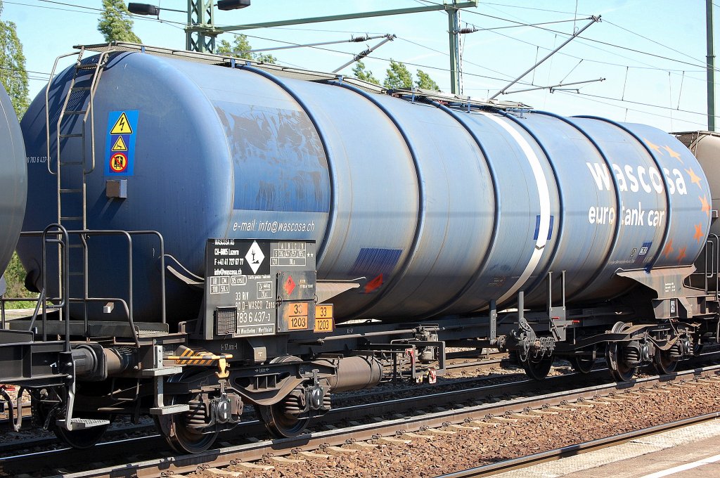 Kesselwagen vom Einsteller wascosa eingestellt mit der Nr. 33 RIV 80 D-WASCO 783 6 437-3 Zans Bf. Westhofen/Westfalen, lt. Gesfahrstofftafel 33/1203 f�r Benzintransporte, 09.05.11 Bhf. Flughafen Berlin-Sch�nefeld.