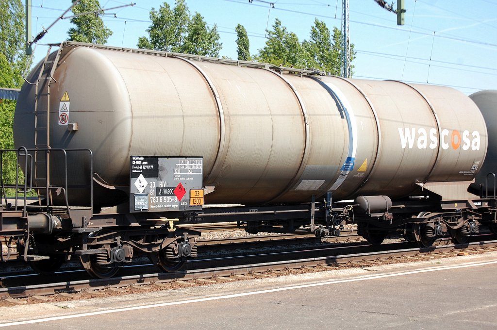 Kesselwagen vom Einsteller wascosa eingestellt in �sterreich mit der Nr. 33 RIV 81 A-WASCO 783 6 905-8 Zans Heimatbahnhof: Deutsch-Wagran lt. Gefahrstofftafel(33/1203) f�r Benzin-Transporte, 09.05.11 Bhf. Flughafen Berlin-Sch�nefeld. 